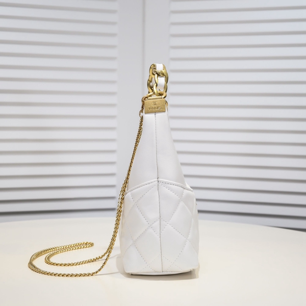 シャネルバッグ背面デザイン